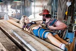 Allison (Katrina Bowden) en Dale (Tyler Labine)