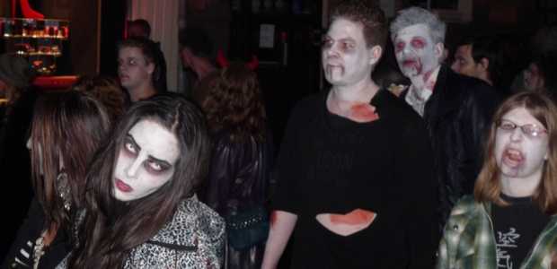 Negenhonderd zombies hadden aangemeld voor The Walking Dead zombie walk 29 oktober in Amsterdam. 