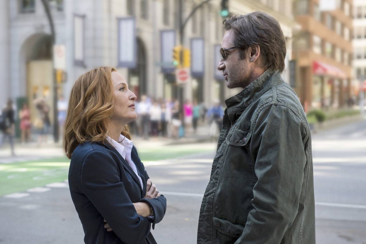 THE X-FILES:  Gillian Anderson als Dana Scully en David Duchovny als Fox Mulder.