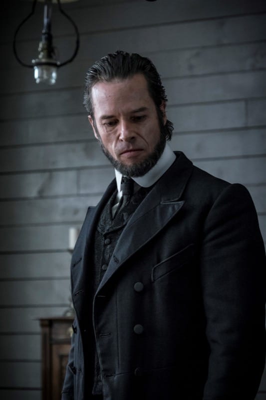 Guy Pearce als The Reverend in Grimstone