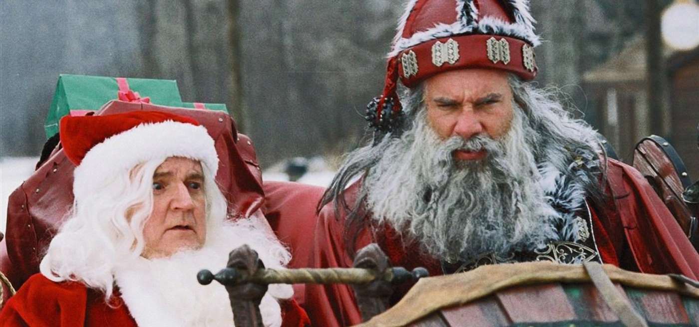 Een moment uit de horrorfilm Santa's Slay (2005) met daarin twee mensen verkleed als kerstman.