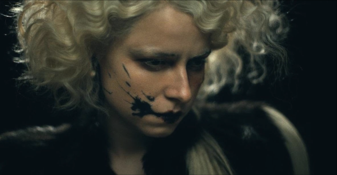 Beeld van Jessie Buckley als de tot leven gewekte The Bride of Frankenstein