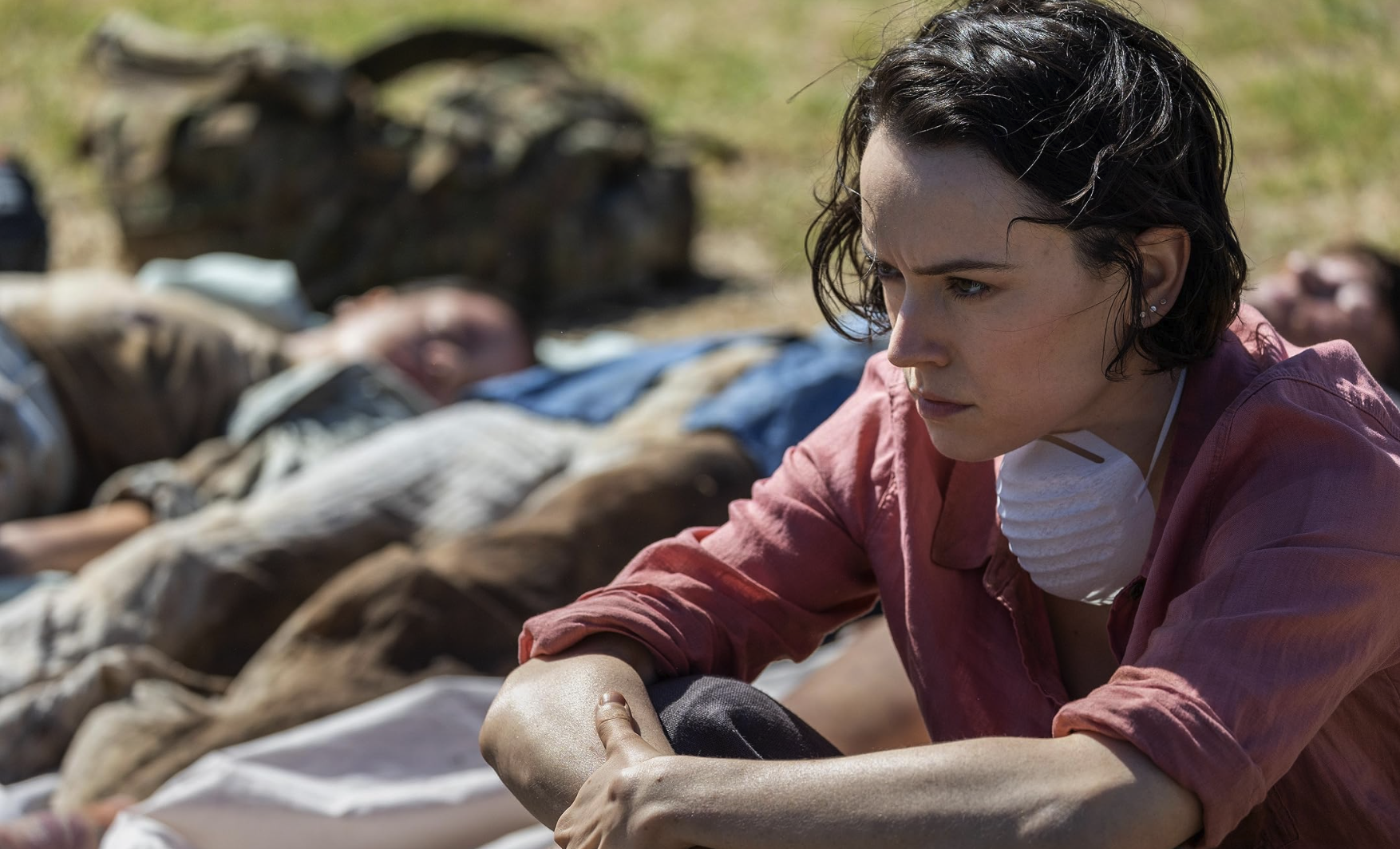 Daisy Ridley opgejaagd door ondoden in We Bury the Dead-trailer