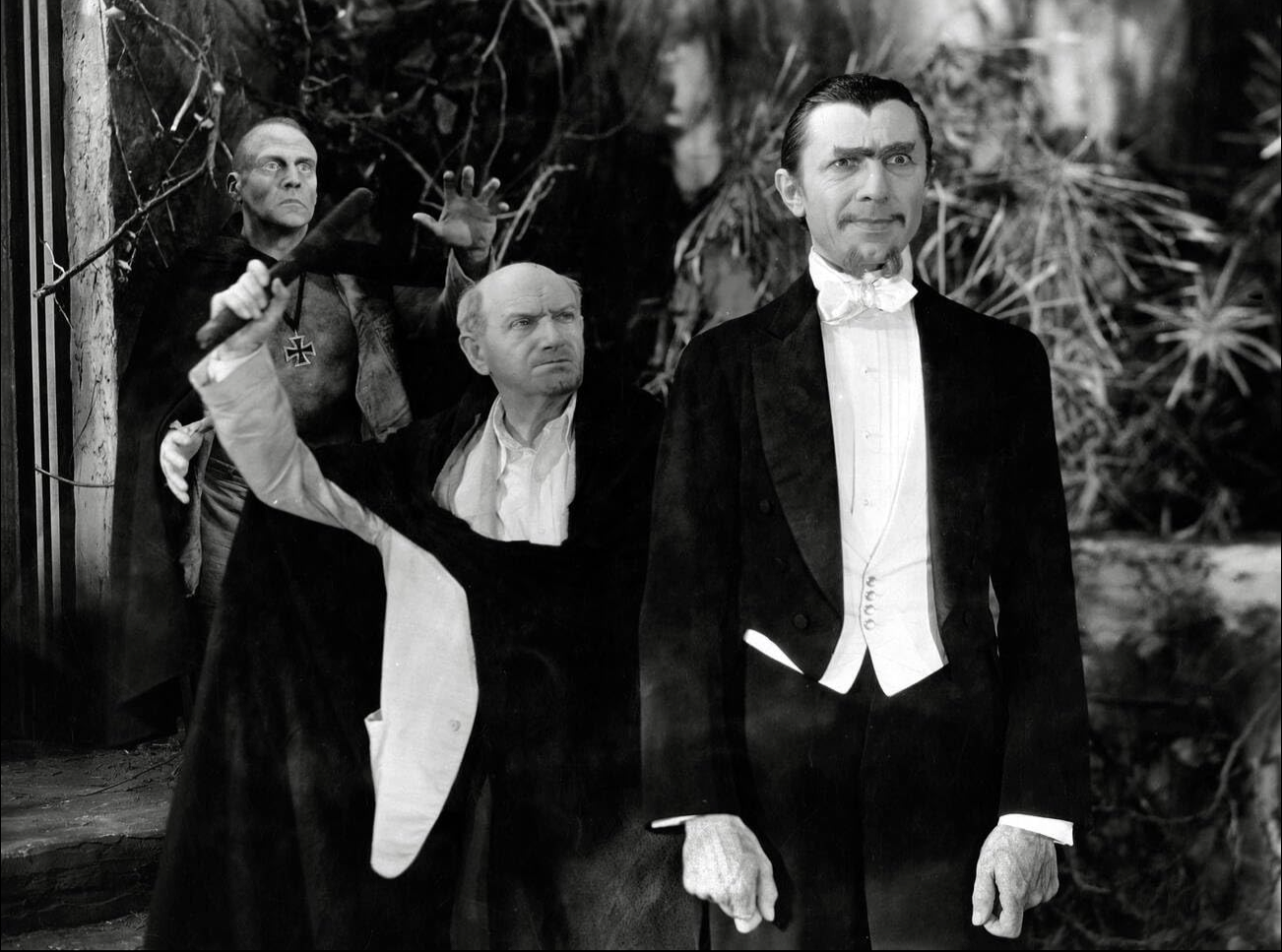 Drie mannen uit de film White Zombie, waarvan 1 een ander wil neerknuppelen.