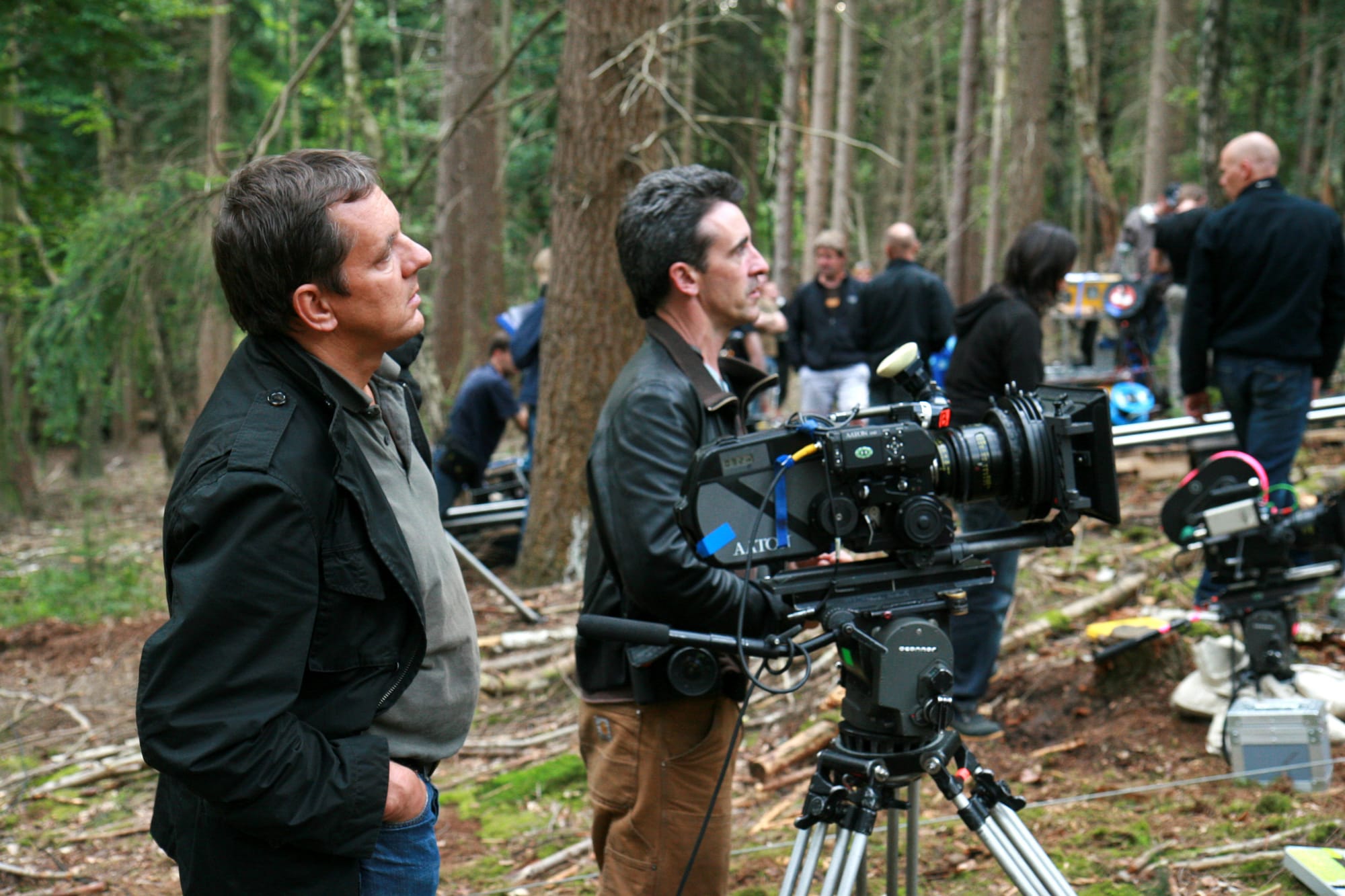 Een afbeelbind van Dick Maas die de crew overziet tijdens het filmen van Moordwijven.