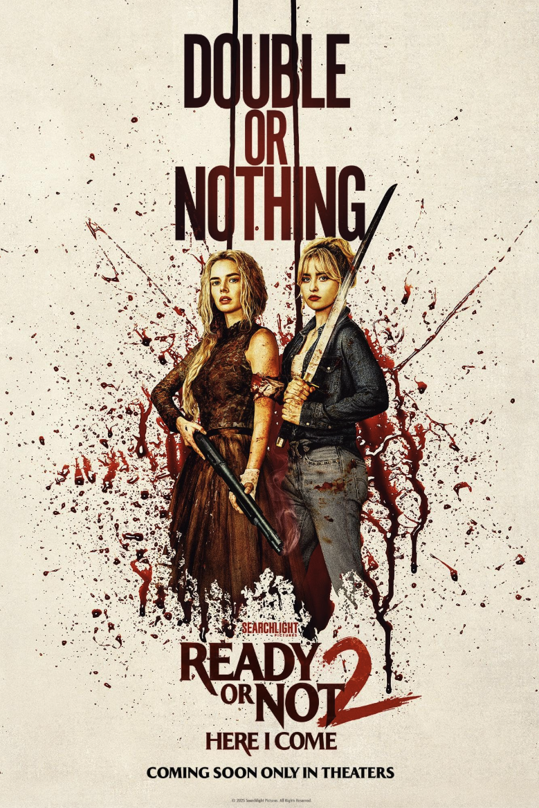 Een afbeelding van de poster van de film Ready or Not 2: Here I Come met daarop twee jonge vrouwen die wapens vasthouden op een bebloede achtergrond.