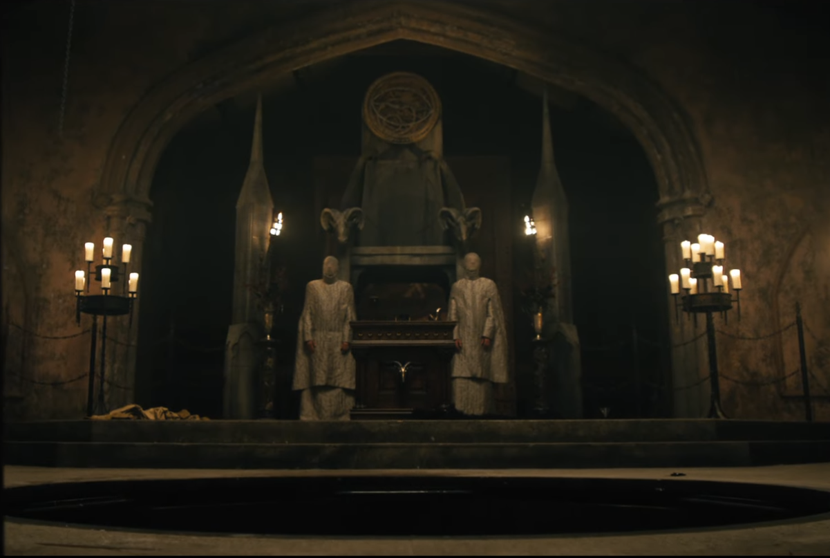 Een afbeelding van een mystieke situatie met occulte iconografie en mannen in witte pakken.