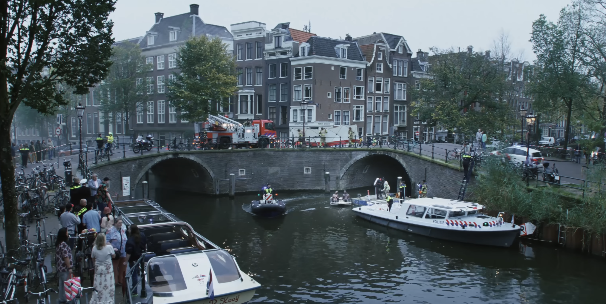 Een afbeelding uit de film Amsterdamned II waarop de Amsterdamse politie in de grachten forensisch onderzoek aan het doen is.