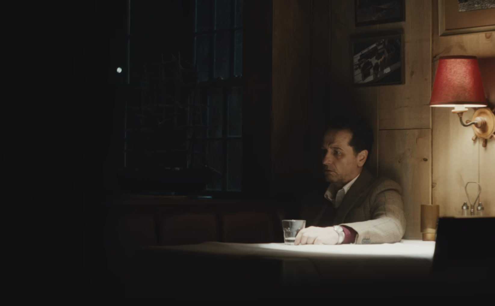 Een afbeelding van een man die een drankje drinkt in een New England pub. Hij lijkt volledig uitgeblust.