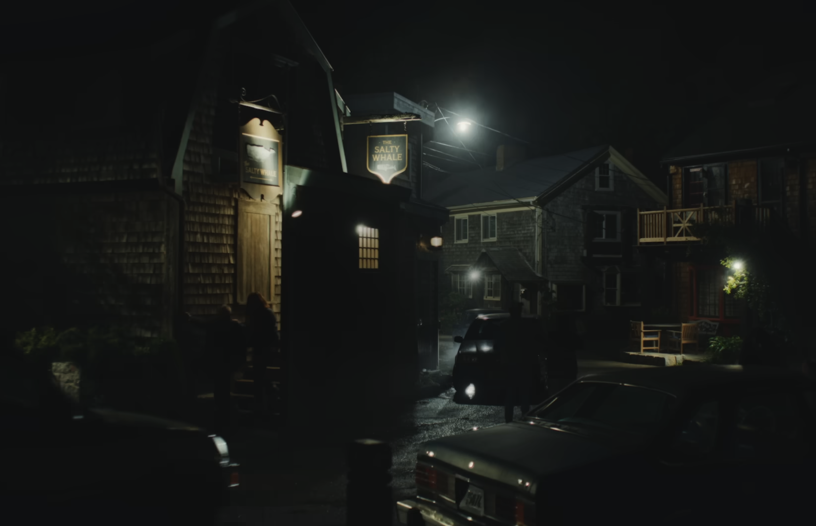 Een afbeelding van een dorp in New England, in de nacht.