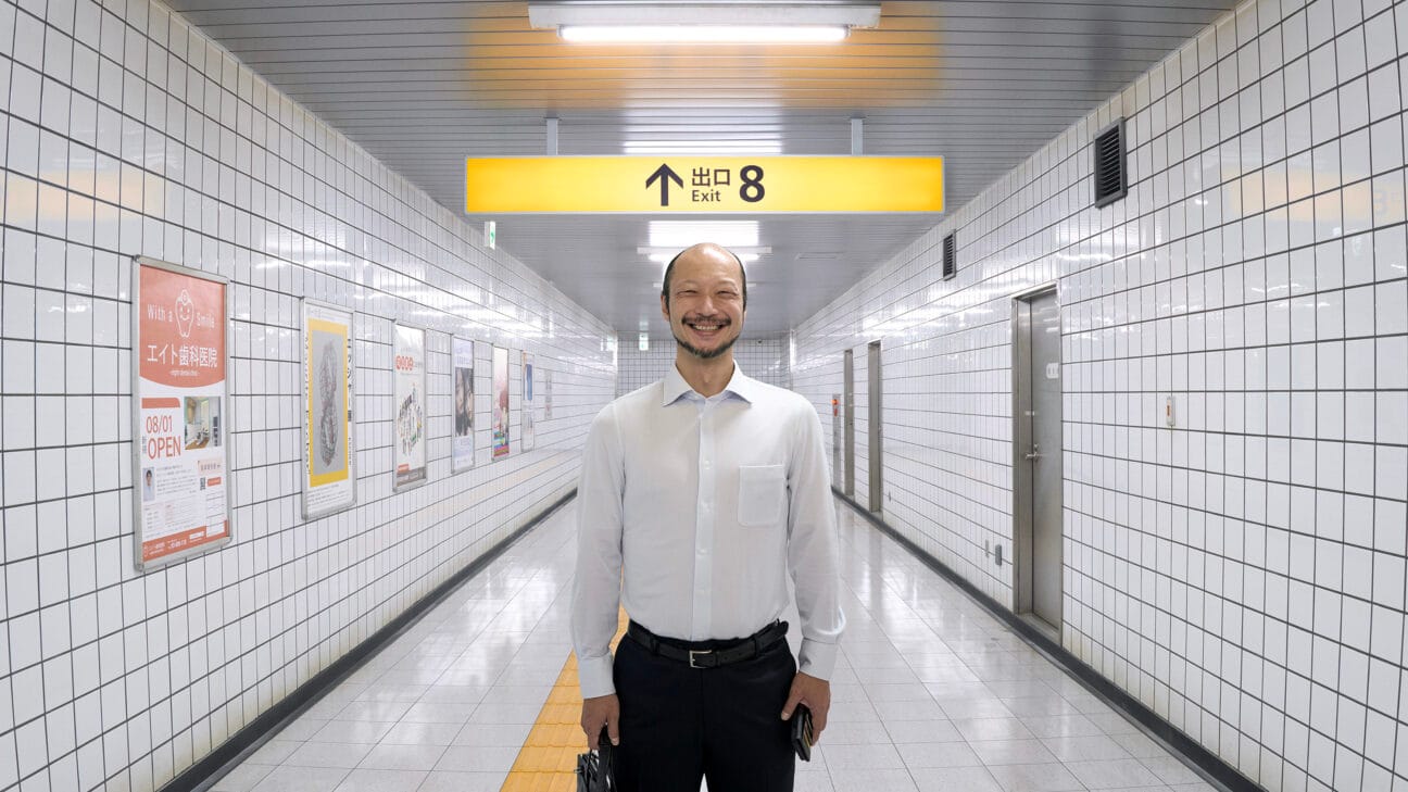 Afbeelding van de man in het wit uit Exit 8