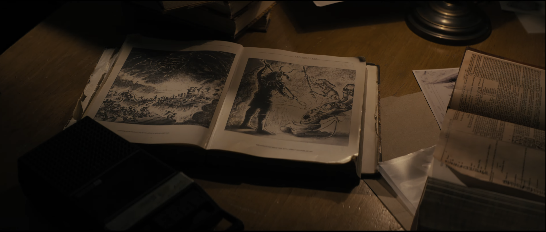 Een afbeelding van een oud opengeslagen boek met griezelige beelden van Egyptische taferelen