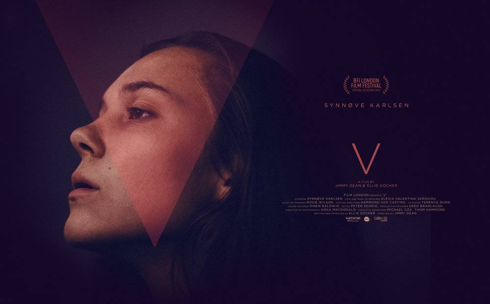 Korte horrorfilm 'V' - een close-up van een jonge vrouwelijke vampier