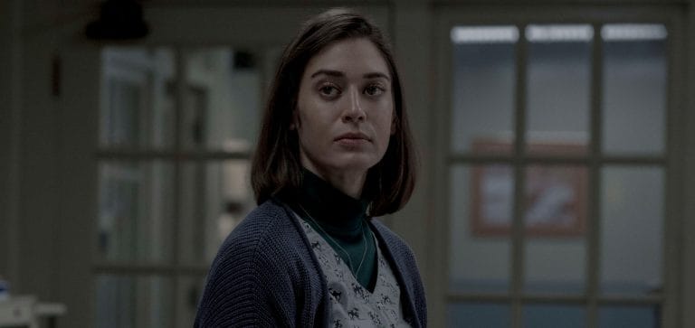 Lizzy Caplan en Antony Starr spelen in nieuwe horrorfilm Cobweb