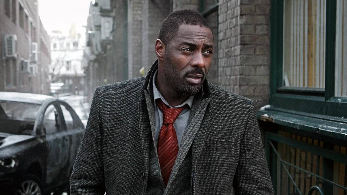 Idris Elba vecht met een leeuw in 'Beast'