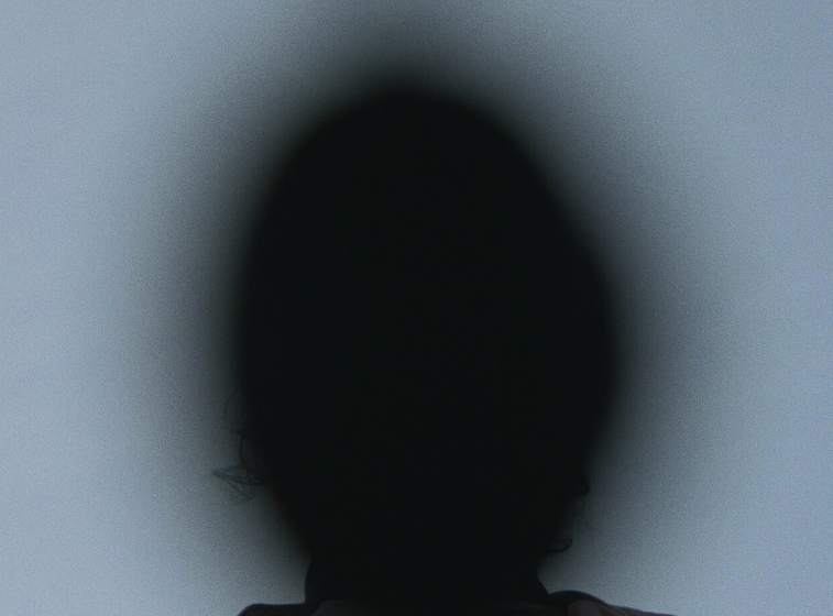 Afbeelding van een gezicht dat met een zwarte vlek is weggevaagd