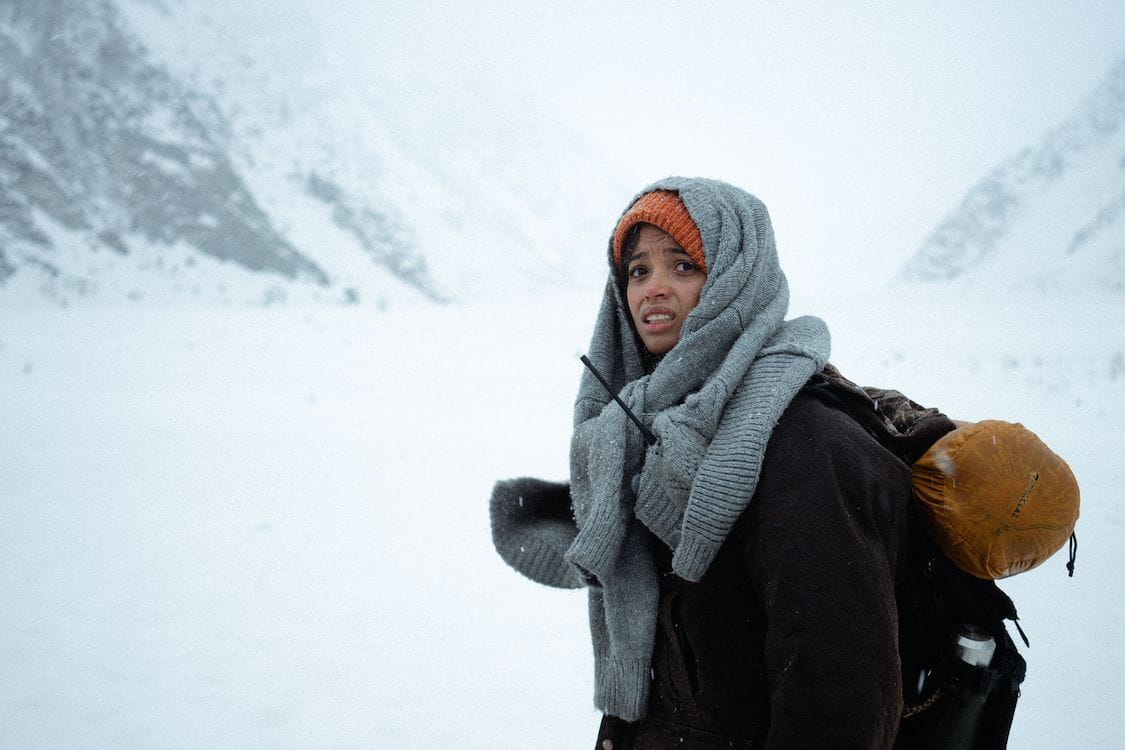 Ella Balinska in de besneeuwde bergen in Georgie in een scène van The Occupant