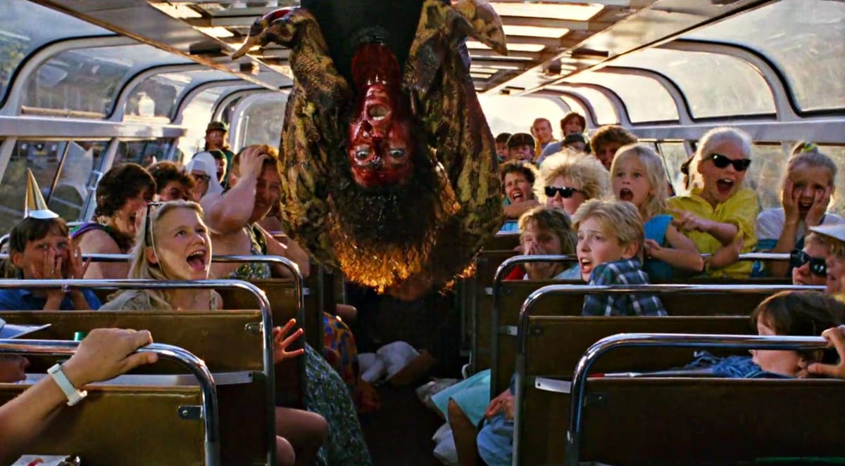 Een afbeelding van een bebloed lichaam dat in een Amsterdamse grachtenboot vol toeristen valt. Uit de film Amsterdamned.