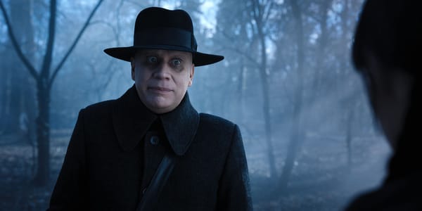 Trailer: ook Uncle Fester krijgt belangrijke rol in Tim Burton's Wednesday-serie