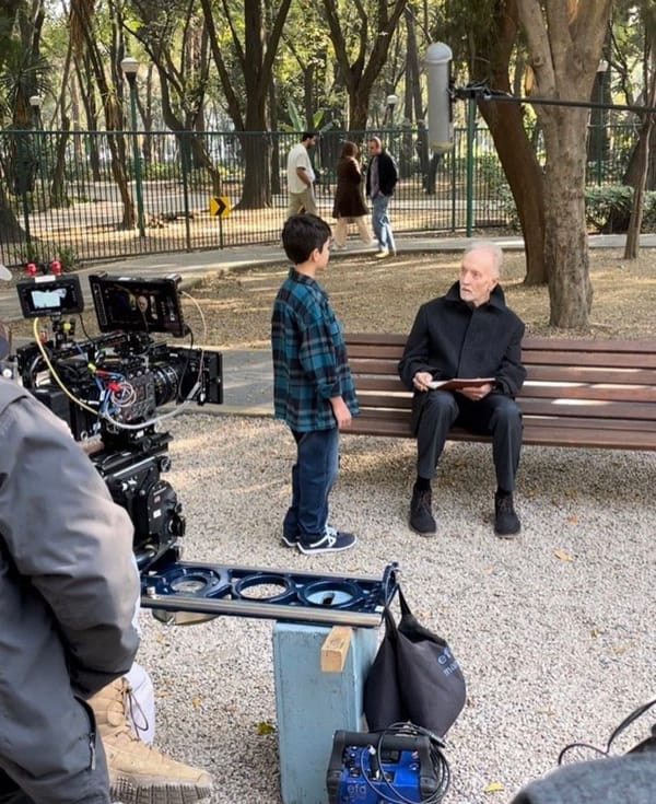 Set-foto onthult de terugkeer van Tobin Bell als Jigsaw in Saw 10