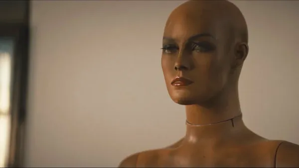 Seriemoordenaar in een etalagepop in The Mannequin-trailer