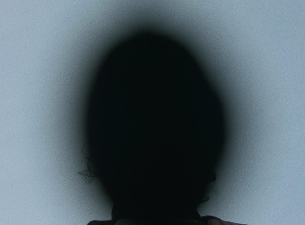 Afbeelding van een gezicht dat met een zwarte vlek is weggevaagd