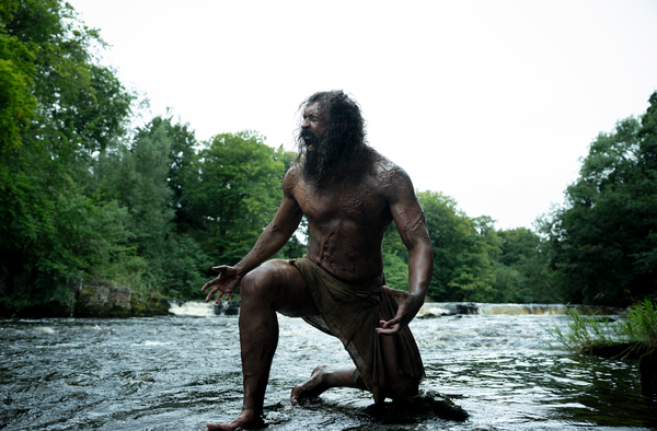 Een afbeelding van een wild schreeuwende man in een rivier.