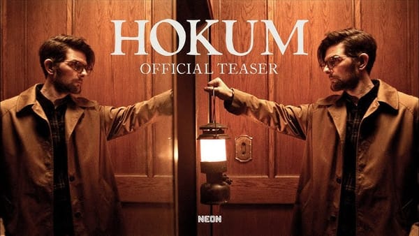 Een afbeelding van de poster van de film Hokum met daarop een man met een lantaarn in zijn handen die een spiegelwand in stapt.